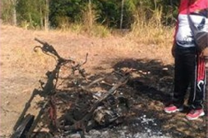 Warga yang geram, langsung membakar motor yang dipakai Silur, karena diduga melakukan aksi pencurian.