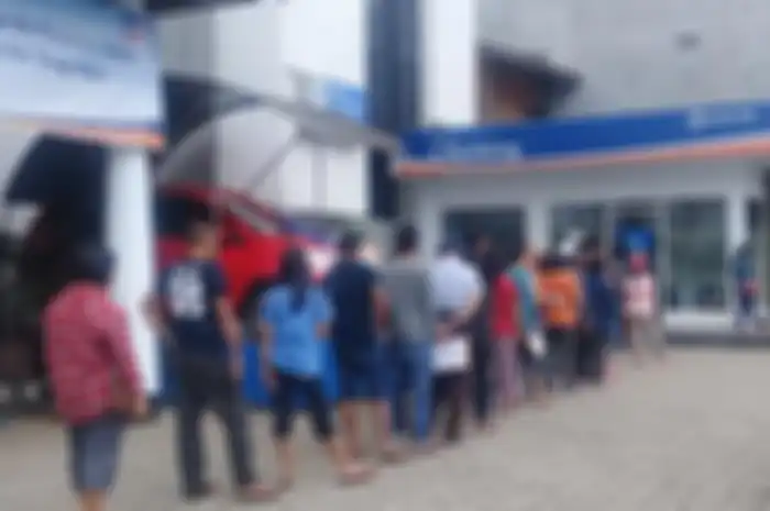 Ilustrasi antrian di ATM BRI . Ini Penyebab BLT PKH yang Mencapai Rp 3 Juta Belum Juga Cair
