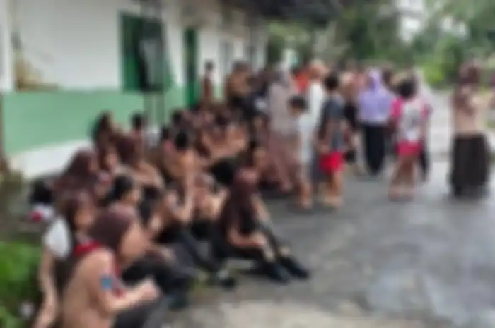 Siswa-siswi SMPN 1 Turi Sleman yang dievakuasi ke klinik dan puskesmas terdekat, Jumat (21/2/2020) 