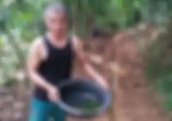 Kocak.. Warga Ngerjain Peserta Adventure dengan Air Daun Super Licin 