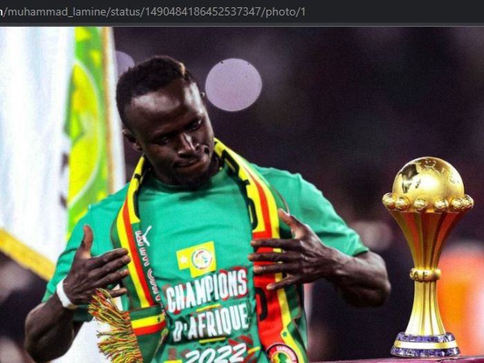 Sadio Mane dengan trofi Piala Afrika 2021 usai mengalahkan Mesir yang diperkuat Mohamed Salah di final.