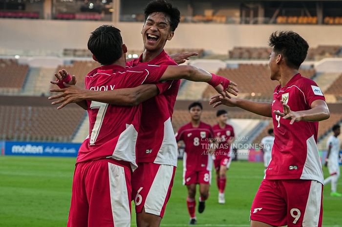 Selebrasi Evandra Florasta dan Zahaby Gholy dalam laga timnas U-17 Indonesia Vs Yaman pada matchday kedua Piala Asia U-17 2025 di Prince Abdullah Al-Faisal Stadium, Jeddah, Senin (7/4/2025).