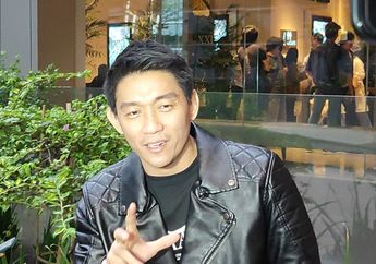 Tak Biasa Syuting Video Klip Seorang Diri, Ifan Seventeen Ditemani Beberapa Figuran yang Mirip Personel Grup Seventeen