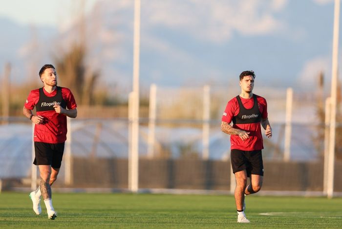 Marc Klok dan Shayne Pattynama saat menjalani sesi latihan bersama timnas Indonesia, Sabtu (23/12/2023).