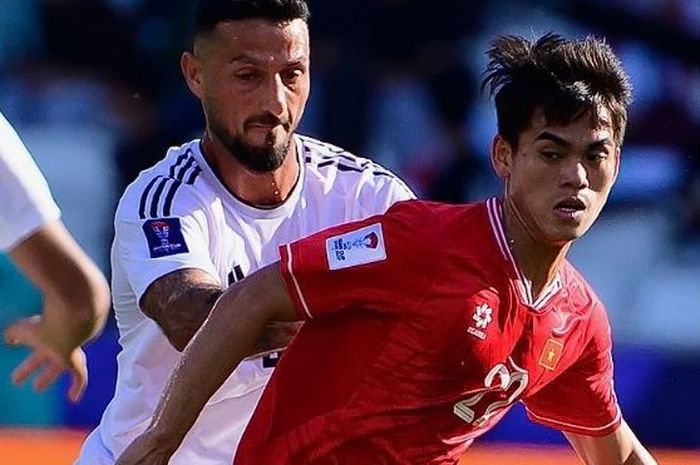 Aksi bintang muda Timnas Vietnam Khuat Van Khang dalam pertandingan melawan Irak di Piala Asia 2023.