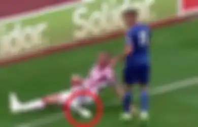 Video Momen Mengerikan Ketika Seorang Pesepak Bola 'Mematahkan' Pergelangan Kakinya Saat Pertandingan Uji Coba