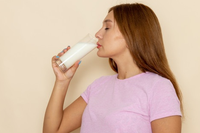 Ilustrasi minum susu