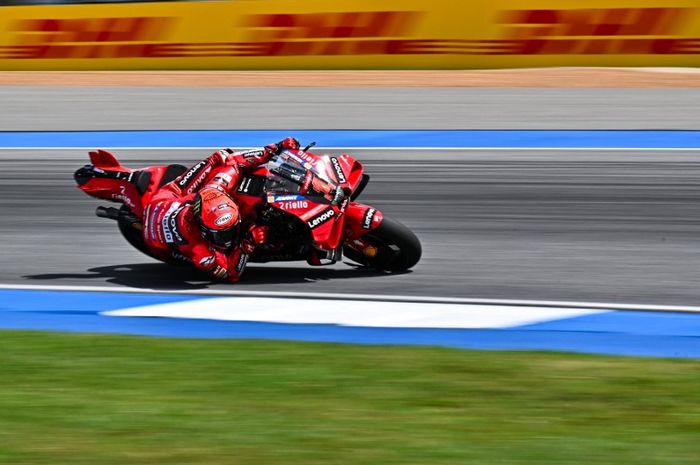 Pembalap Ducati Lenovo, Francesco Bagnaia, saat tampil pada latihan bebas pertama MotoGP Thailand di Sirkuit Chang, Buriram, Thailand, 27 Oktober 2023.