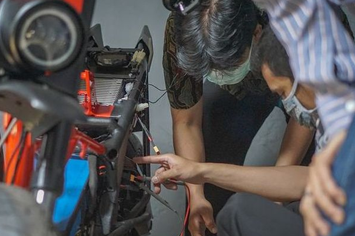 Ilustrasi proses konversi motor BBM ke tenaga listrik.