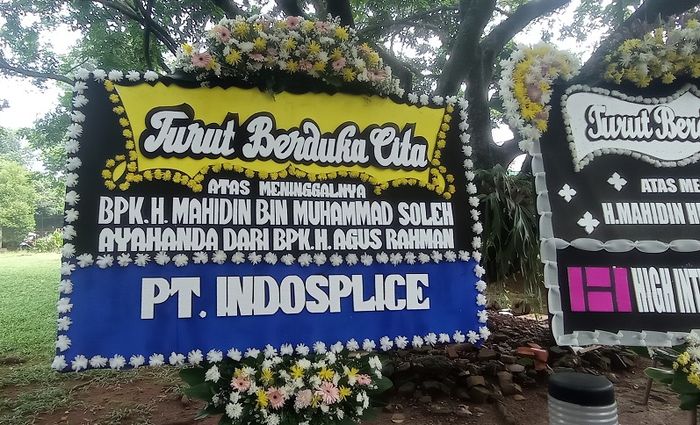 Karangan bunga dukacita atas berpulangnya ayah mertua Chua Kotak dan Dewi Sandra.