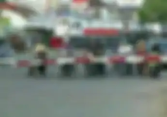 Masih Nekat Terobos Palang Perlintasan Kereta Api? Siap-siap Bayar Denda Rp 750 Ribu