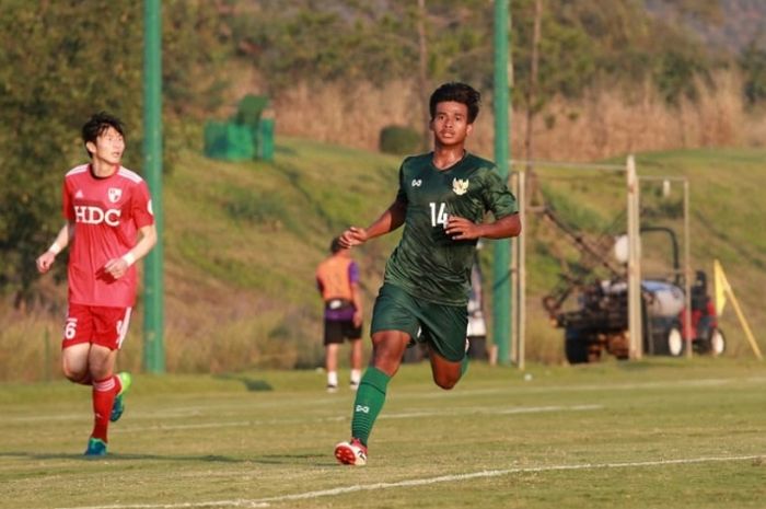 Pemain timnas U-19, Irfan Jauhari, saat melakukan pemusatan latihan di Alpine Football Camp Training, Chiang Mai, Thailand.