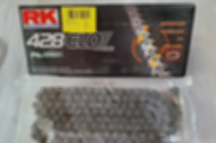 Walau warnanya hitam rantai RK Chain ELO dilengkapi karet o-ring