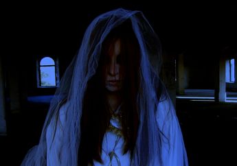 Bulu Kuduk Langsung Berdiri! Wanita Ini Mendadak Diseret Makhluk Ghaib Tak Kasat Mata Saat Lagi Asyik Menata Barang Sendirian, Nasibnya Kini Dipertanyakan