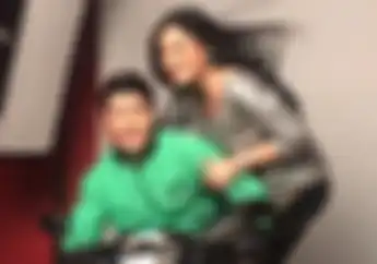 Waduh, Kegirangan Bergaya di Atas Motor Bebek, Kaki Titi Kamal Sampai Terperosok