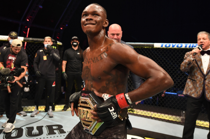 Petarung UFC asal Nigeria, Israel Adesanya, berhasil mempertahankan sabuk juara kelas menengah. Kesuksesan Adesanya itu diraih setelah menumbangkan Paulo Costa dalam ajang UFC 253 di Flash Forum, Yas Island, Abu Dhabi, Uni Emirat Arab, Minggu (27/9/2020).