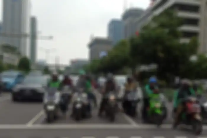 Para pengendara motor mulai memadati Jalan Nasional