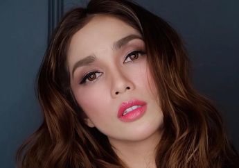 Ussy Sulistiawaty Makan di Warung Sambil Pakai Tas Gucci, Gak Salah tuh?