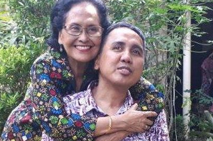 Gugun Gondrong dan ibunda.