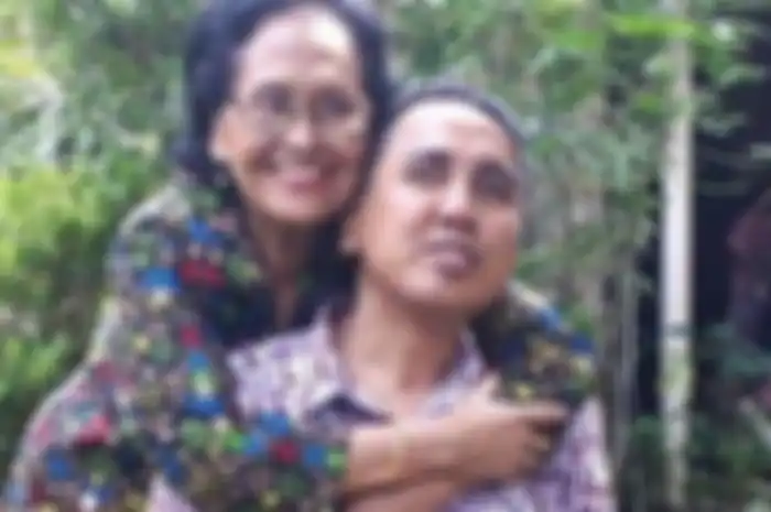 Gugun Gondrong dan ibunda.