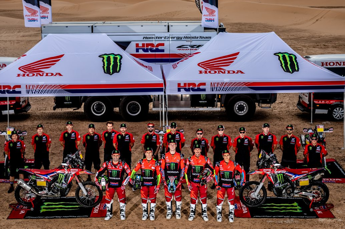 Sebagian dari kru tim yang akan menemani lima pereli Monster Energy Honda Team di Reli Dakar 2019