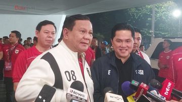 Presiden Republik Indonesia Prabowo Subianto (kiri) dan Ketua Umum PSSI Erick Thohir (kanan) saat memberikan keterangan kepada awak media seusai saksikan laga Timnas Indonesia Vs China dalam laga kesembilan Kualifikasi Piala Dunia 2026, di Stadion Utama Gelora Bung Karno (SUGBK), Jakarta, Kamis (5/6