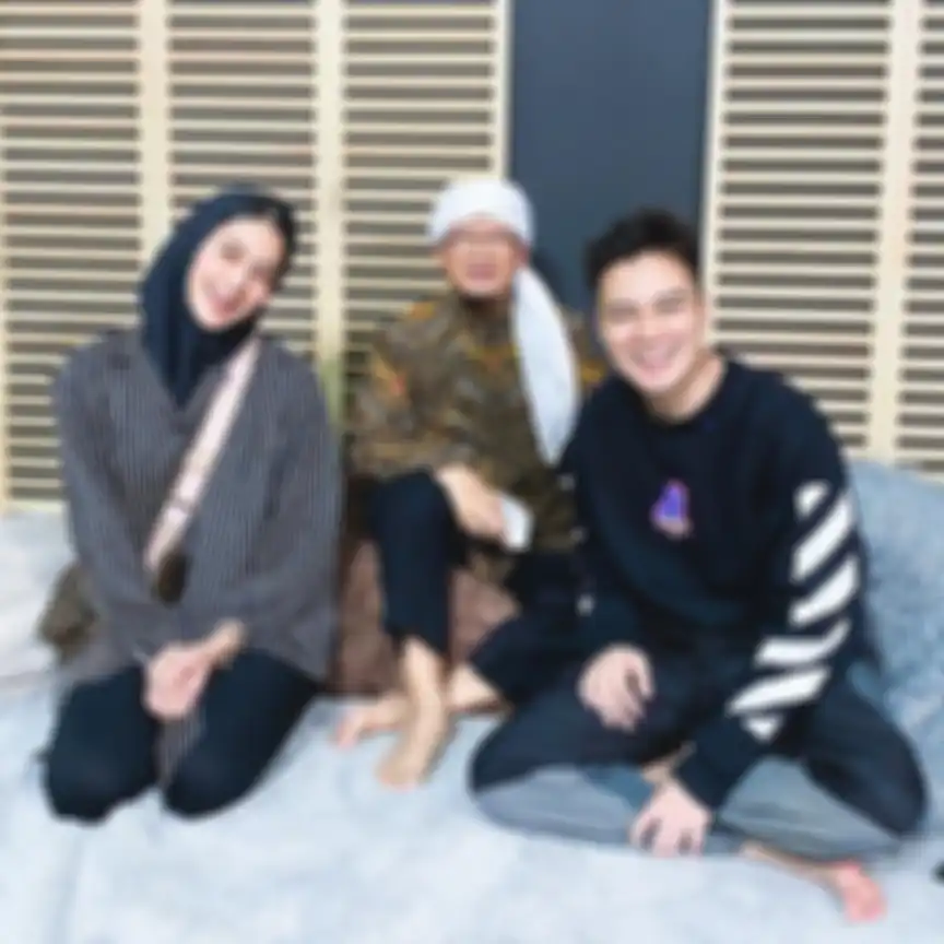 Tampilan Paula Verhoeven saat foto bareng Baim Wong dan Aa Gym