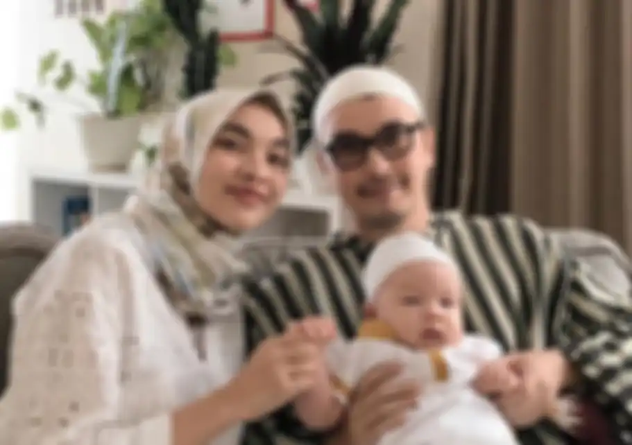 Tika Bravani dan keluarga