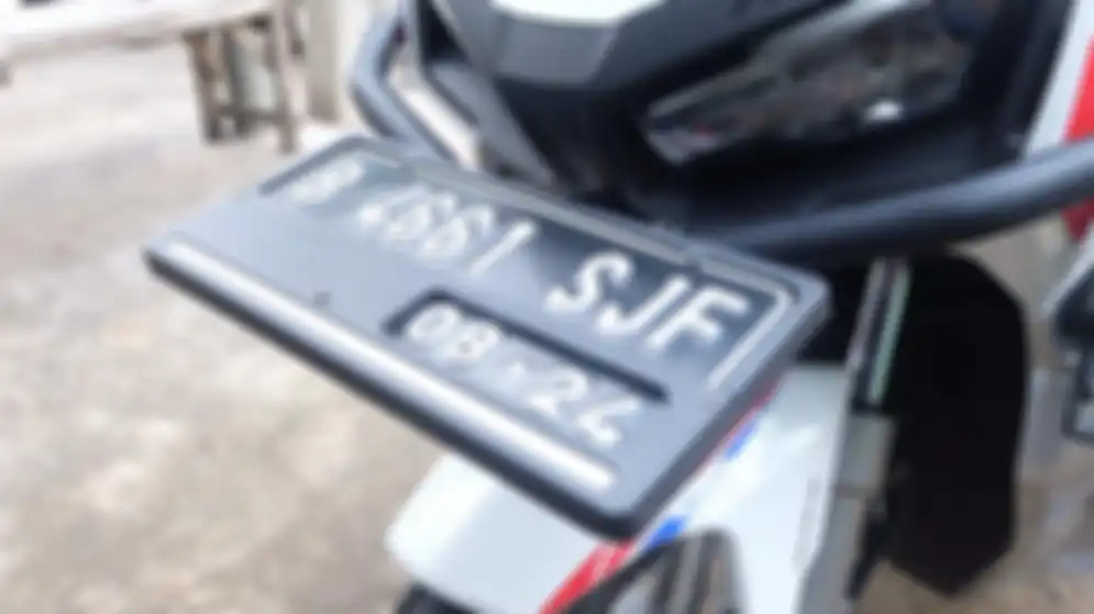 ilustrasi plat nomer pada motor