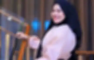 Mendadak Buka Hijab Saat Liburan, Penampilan Sarita Abdul Mukti Langsung Bikin Heboh, Netizen: Beda Banget Asli!