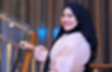 Mendadak Buka Hijab Saat Liburan, Penampilan Sarita Abdul Mukti Langsung Bikin Heboh, Netizen: Beda Banget Asli!
