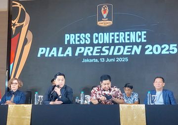 Ketua PSSI Erick Thohir, Ketua Steering Committee Piala Presiden 2025 Maruarar Sirait, Direktur Utama PT LIB Ferry Paulus, Ketua Organizing Commitee (OC) Harsiwi Achmad, Dalam konferensi pers Piala Presiden 2025, di Menara Danareksa, Jakarta, Jumat (13/6/2025).