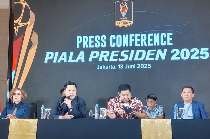 Ketua PSSI Erick Thohir, Ketua Steering Committee Piala Presiden 2025 Maruarar Sirait, Direktur Utama PT LIB Ferry Paulus, Ketua Organizing Commitee (OC) Harsiwi Achmad, Dalam konferensi pers Piala Presiden 2025, di Menara Danareksa, Jakarta, Jumat (13/6/2025).