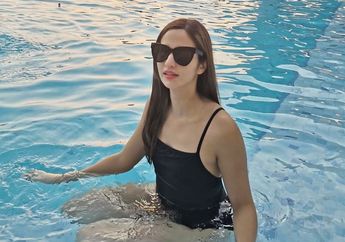 Di Balik Tampilannya yang Kelewat Seksi Saat Jadi Bridesmaid, Ternyata Nia Ramadhani Kenakan Dress Rancangan&nbsp;Anak Prabowo Subianto