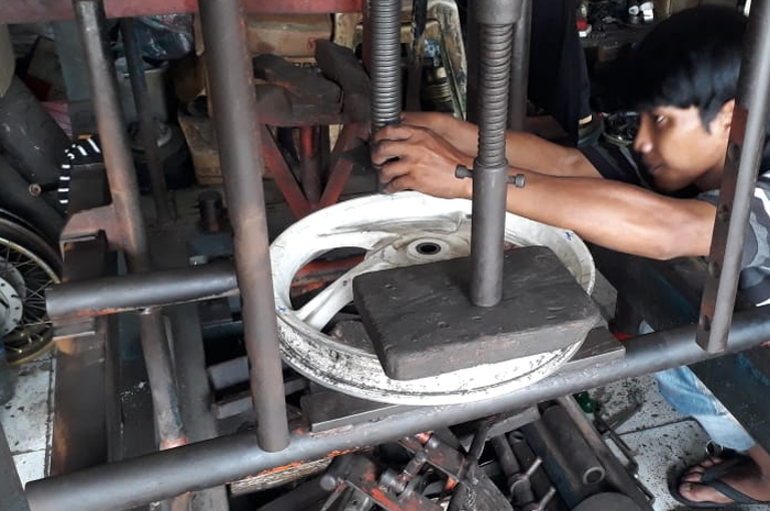 Biaya press pelek motor di bengkel spesialis, masih lebih murah dari beli pelek baru