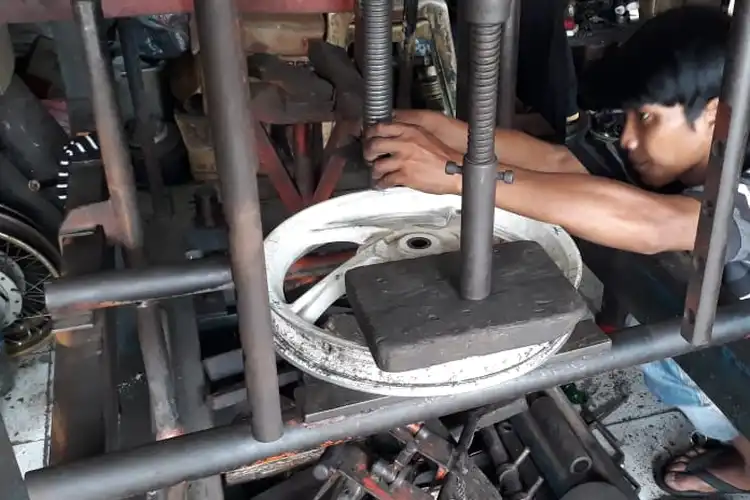 Pelek Peyang Bikin Motor Oleng, Cukup Siapkan Uang Segini Biar Bisa Lurus Lagi