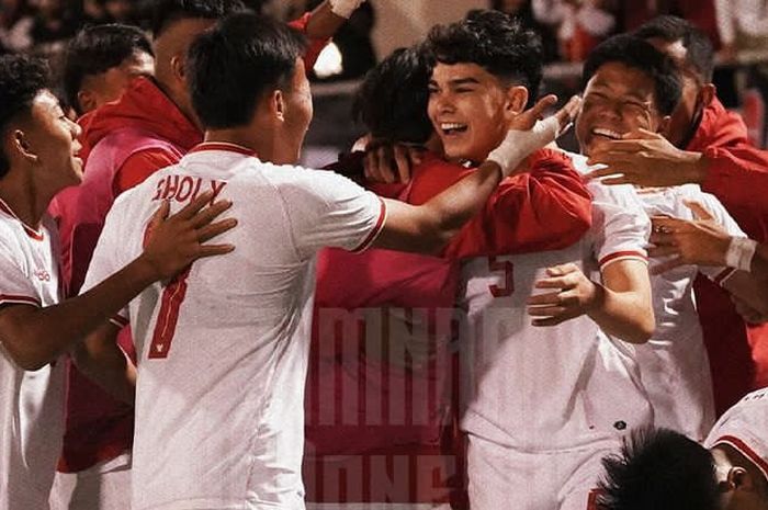 Para pemain timnas U-17 Indonesia melakukan selebrasi usai Mathew Baker mencetak gol ke gawang Kuwait pada matchday perama Grup G Kualifikasi Piala Asia U-17 2025 di Stadion Al Ahmadi, Kuwait, Rabu (23/10/2024)