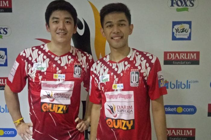 Pasangan ganda putra Musica Trinity, Fajar Alfian/Lee Yong-dae, berpose seusai menjalani laga pada Djarum Superliga Badminton 2019 di GOR Sabuga, Bandung, Senin (18/2/2019).