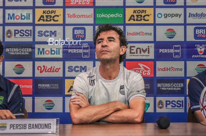 Pelatih Persib Bandung, Luis Milla, nampak menghadiri jumpa pers di Graha Persib, Bandung, Jawa Barat, 1 Oktober 2022.