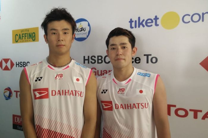 Pasangan ganda putra Jepang, Takuro Hoki/Yugo Kobayashi, berpose setelah laga semifinal Indonesia Open 2019 di Istora Senayan, Jakarta, Sabtu (20/7/2019).