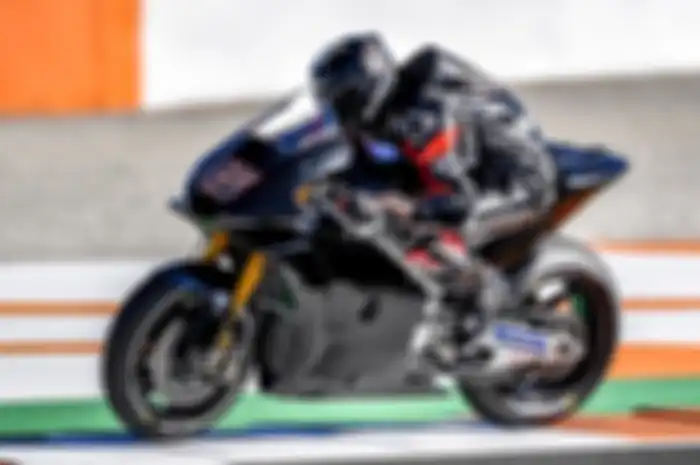 Scott Redding di atas Aprilia RS-GP dibikin kaget sama rekan setimnya karena bobotnya lebih enteng d