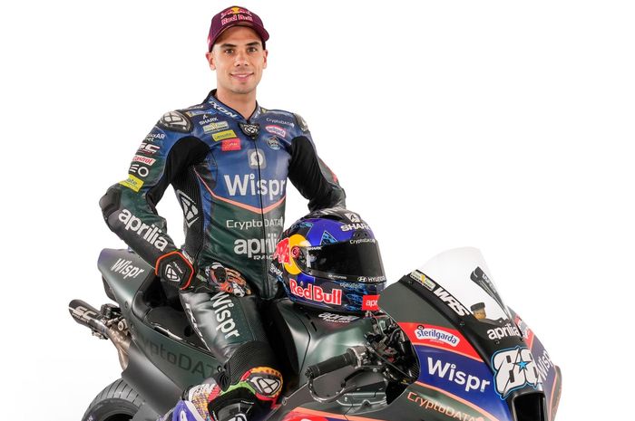 Pembalap CryptoData RNF, Miguel Oliveira, dalam foto peluncuran tim jelang MotoGP 2023.