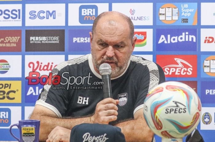 Pelatih Persib Bandung, Bojan Hodak, sedang memberikan keterangan kepada awak media di Stadion Si Jalak Harupat, Bandung, Jawa Barat, Sabtu (9/3/2024) siang.