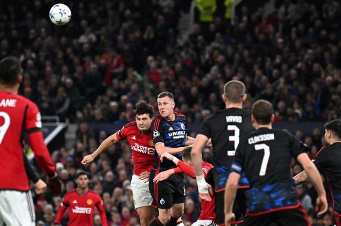 Harry Maguire berebut bola dengan Kevin Diks dalam laga Man United vs FC Copenhagen pada lanjutan Liga Champions di Old Trafford (24/10/2023).