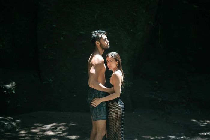 Kemesraan Wulan Guritno dan pacar brondongnya