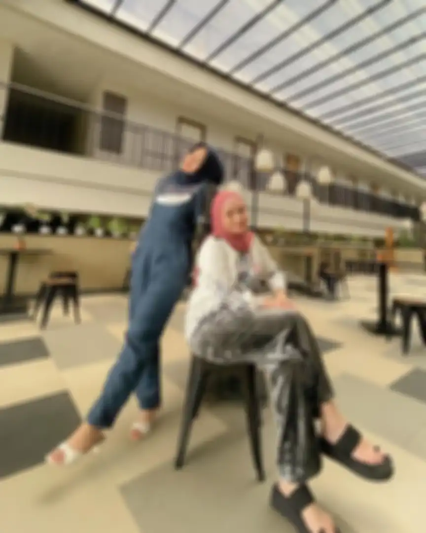 Gaya Putri Delina padu padan outfit stripes