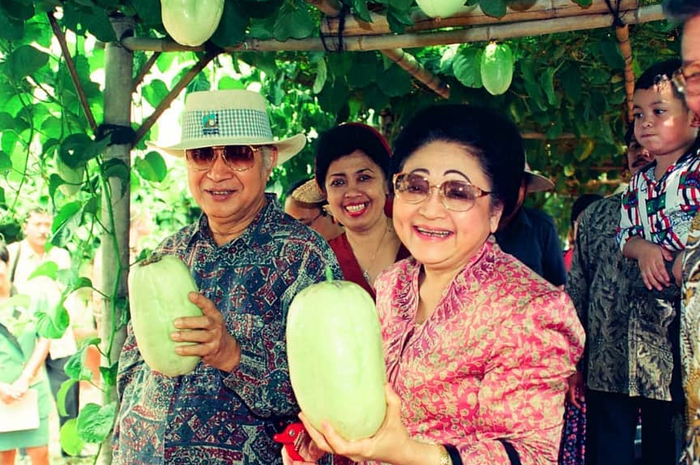 Ibu Tien Soeharto saat di Taman Buah Mekarsari