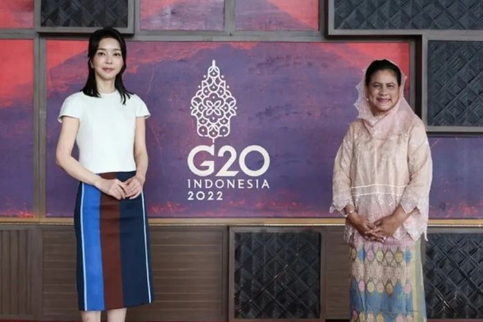 Ibu Negara Korea Selatan Kim Keon-hee dan Ibu Negara RI Iriana Jokowi di KTT G20