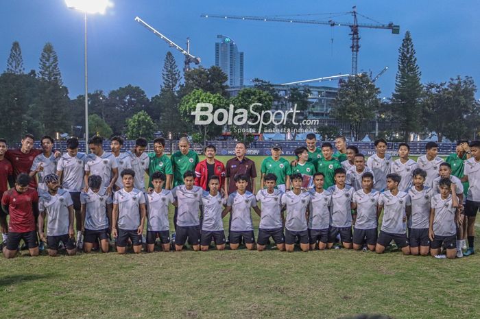 Skuad timnas U-19 Indonesia (skuat timnas U-19 Indonesia) sedang berfoto bersama dengan petinggi PSSI diantaranya Mochamad Iriawan (Ketua Umum PSSI) dan Indra Sjafri (Direktur Teknik PSSI) di Lapangan A, Senayan, Jakarta, 30 Agustus 2022.