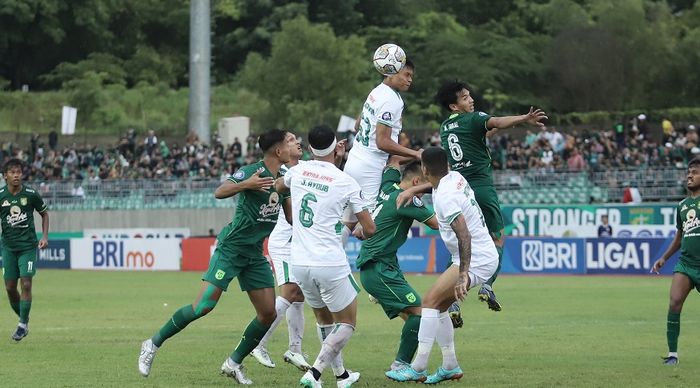 Para pemain PSS Sleman berebut bola dengan pemain Persebaya dalam laga pekan ke-24 Liga 1 2022/2023.